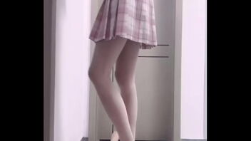 Milky stockings JK footjob with partition wall, satisfy ejaculate humbly under the stomping of milky stockings soles